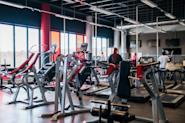 Oppdag treningsapparatene i frivektssonen på Fresh Fitness treningssenter Kalbakken. Ta styrketreningen din til nye høyder med vårt moderne utstyr og motiverende treningsmiljø.