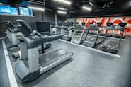 På Fresh Fitness treningssenter på Manglerud tilbyr vi et utvalg av kardiomaskiner, inkludert tredemøller som er perfekte for løpingstrening. Våre tredemøller er designet for å gi deg en effektiv og motiverende løpeøkt uansett hvilket fitnessnivå du er på.