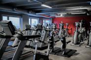 På Fresh Fitness-treningssenteret på Storo tilbyr vi et bredt utvalg av kardiostasjoner, inkludert tredemøller, for å hjelpe deg med å oppnå dine treningsmål.