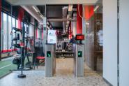 Velkommen til Fresh Fitness treningssenter Kalbakken. Oppdag vårt moderne treningsmiljø fra inngangen din. Gå inn og bli inspirert til å nå dine treningsmål.