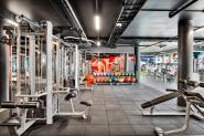 Fresh Fitness treningssenter på Lindeberg tilbyr et variert utvalg av treningsmuligheter, inkludert et omfattende frivektsområde for de som ønsker å trene med vekter.
