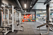 Fresh Fitness treningssenter på Lindeberg tilbyr et variert utvalg av treningsmuligheter, inkludert et omfattende frivektsområde for de som ønsker å trene med vekter. 