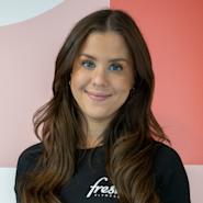 Som personlig trener hos Fresh Fitness på Storo har Emily Johansen oppnådd en nivå 1 sertifisering. Selv om nivå 1 indikerer en grunnleggende kunnskap og ferdighetsnivå innen trening og veiledning, betyr det ikke at Emily ikke kan tilby verdifull og effektiv trening for sine kunder.
