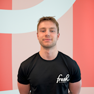 Elias jobber som personlig trener på Fresh Fitness.