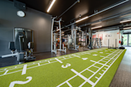 Fresh Fitness treningssenter på Lindeberg tilbyr et inspirerende treningsområde med et dedikert turf-område for funksjonell trening. Vårt turf-område er designet for deg som ønsker å utfordre kroppen på en variert og effektiv måte, med ulike terreng og hindringer som kan etterligne naturlige bevegelser og utfordringer.