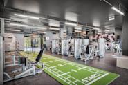 Fresh Fitness treningssenter på Lindeberg tilbyr et inspirerende treningsområde med et dedikert turf-område for funksjonell trening. Vårt turf-område er designet for deg som ønsker å utfordre kroppen på en variert og effektiv måte, med ulike terreng og hindringer som kan etterligne naturlige bevegelser og utfordringer.