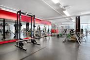På Fresh Fitness-treningssenteret i Ski tilbyr vi et bredt utvalg av utstyr for styrketrening med frivekter. Frivekter er viktige verktøy i styrketreningen da de gir deg mulighet til å trene med større bevegelsesfrihet og aktivere flere muskelgrupper samtidig.