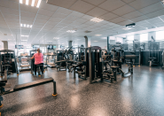 På Fresh Fitness-treningssenteret på Ås tilbyr vi et imponerende utvalg av styrketreningsapparater som er designet for å hjelpe deg med å nå dine treningsmål og ta styrketreningen din til neste nivå.