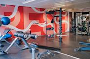 Kickstart din treningsrutine hos Fresh Fitness Haugerud - opplev en energisk og motiverende trening som tar deg nærmere dine mål.