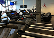 Øk din kondisjon på Fresh Fitness treningssenter i Ås med våre moderne tredemøller og kardiostasjoner! Med varierte treningsmuligheter og motiverende atmosfære, er vi her for å hjelpe deg med å nå nye høyder i din trening.