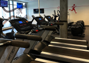 Øk din kondisjon på Fresh Fitness treningssenter i Ås med våre moderne tredemøller og kardiostasjoner! Med varierte treningsmuligheter og motiverende atmosfære, er vi her for å hjelpe deg med å nå nye høyder i din trening. 