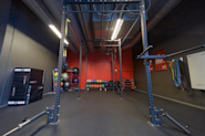 På Fresh Fitness-treningssenteret i Sandefjord tilbyr vi også cage-trening som en del av vårt varierte treningsutvalg. Cage-trening er en effektiv og allsidig form for styrketrening som involverer bruk av en innelukket treningsbur, eller cage, som gir et sikkert og allsidig miljø for å utføre en rekke styrkeøvelser.
