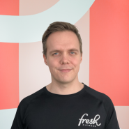 Marius Engelstad Hansen er en erfaren personlige trener på Fresh Fitness med PT nivå 3. Med Marius vil du oppleve en dedikert og kunnskapsrik trener som vil hjelpe deg med å nå dine treningsmål. Han fokuserer på å skape en effektiv og variert trening som passer til dine behov og ønsker. Med hans ekspertise og støtte vil du få resultater og økt motivasjon for treningen din. Book en treningsøkt med Marius i dag og la han guide deg mot en sterkere og sunnere kropp. 