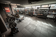 Besøk Fresh Fitness treningssenter på Manglerud og opplev vårt imponerende utvalg av racks for styrketrening. Våre racks er designet for å optimalisere din styrketreningsøkt ved å tilby deg et sikkert og effektivt sted å utføre øvelsene dine.