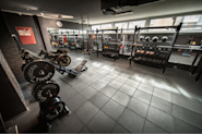 Besøk Fresh Fitness treningssenter på Manglerud og opplev vårt imponerende utvalg av racks for styrketrening. Våre racks er designet for å optimalisere din styrketreningsøkt ved å tilby deg et sikkert og effektivt sted å utføre øvelsene dine.