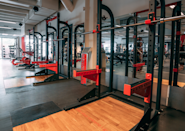 På Fresh Fitness-treningssenteret på Lier har vi et dedikert frivektsområde utstyrt med et bredt utvalg av racks, frivekter og manualer for styrketrening.