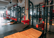 På Fresh Fitness-treningssenteret på Lier har vi et dedikert frivektsområde utstyrt med et bredt utvalg av racks, frivekter og manualer for styrketrening.