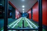 Fresh Fitness på Manglerud er et moderne og velutstyrt treningssenter som tilbyr et variert utvalg av styrketreningsmuligheter for alle nivåer og målsetninger. Med et bredt utvalg av treningsapparater, frivekter og funksjonelt utstyr, har senteret alt du trenger for en effektiv og variert styrketreningsøkt.
