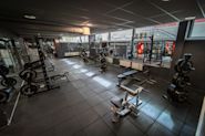 Fresh Fitness treningssenter på Manglerud tilbyr et bredt utvalg av styrketreningsmuligheter for alle nivåer og målsetninger. Med moderne utstyr og erfarne personlige trenere, kan du utføre effektive og varierte styrketreningsøkter som passer for deg.