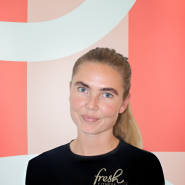 Ida Erlandsen er en erfaren personlig trener ved Fresh Fitness, med høyeste sertifisering på nivå 3. Med hennes kunnskap og lidenskap for trening, vil du garantert nå dine mål og ta treningen til neste nivå. Book en time med Ida i dag og få skreddersydd trening og kostholdsveiledning som passer perfekt for deg.