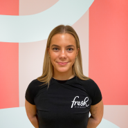 Personlig trener Dina Sedal hos Fresh Fitness, nivå 1. Skreddersyr treningsprogrammer for vektnedgang, styrke og kondisjon. Oppnå dine treningsmål med profesjonell veiledning tilpasset ditt nivå. Start reisen din allerede i dag! 