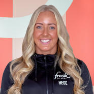 Hege Hæstad er en erfaren personlig trener på nivå 1 hos Fresh Fitness. Med sin lidenskap for helse og fitness, er Hege dedikert til å hjelpe kundene sine med å nå sine treningsmål og leve en sunnere livsstil.
