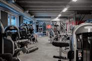 På Fresh Fitness-treningssenteret på Storo tilbyr vi et bredt utvalg av treningsapparater for alle dine treningsbehov. Vårt treningsanlegg er utstyrt med toppmoderne treningsmaskiner som er designet for å gi deg en effektiv og variert trening.