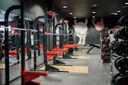 Fresh Fitness Romsås treningssenter tilbyr et imponerende utvalg av styrketreningsutstyr, inkludert racks for styrketrening og knebøystativ, som er designet for å hjelpe deg med å utføre effektive og sikre styrketreningsøvelser.