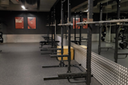 Utforsk våre styrketreningsracks for effektiv knebøytrening på Fresh Fitness treningssenter i Kristiansand sentrum. Med våre profesjonelle racks og utstyr kan du utføre knebøyøvelser på riktig måte og få maksimalt utbytte av treningen din.
