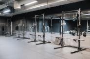 Utforsk våre styrketreningsracks for effektiv knebøytrening på Fresh Fitness treningssenter i Kristiansand sentrum. Med våre profesjonelle racks og utstyr kan du utføre knebøyøvelser på riktig måte og få maksimalt utbytte av treningen din.