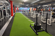 På Fresh Fitness treningssenter på Valentinlyst tilbyr vi et topp moderne frivektsområde for effektiv styrketrening. Vårt frivektsområde har et bredt utvalg av frivektsutstyr, som turf, vekter og styrkeapparater, som passer for alle nivåer av treningserfaring.