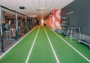 På Fresh Fitness-treningssenteret på Ås tilbyr vi et flott turf frivektsområde for alle som ønsker å trene styrke og kondisjon på en mer funksjonell måte. Vårt turf frivektsområde er utstyrt med et variert utvalg av frivekter, som manualer, kettlebells, vektskiver og andre redskaper som gjør det mulig å utføre effektive og allsidige treningsøkter.