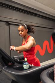 Hos Fresh Fitness får du alt du trenger for å komme i gang med løping – enten du er nybegynner eller vil bli en bedre løper. Våre treningssentre er utstyrt med moderne tredemøller og gode fasiliteter for både kondisjonstrening og styrketrening for løpere.
Vi har lange åpningstider fra kl. 05:00 til 24:00, slik at du kan få inn løpeturen når det passer deg. Enten du følger et løpeprogram, trener intervaller eller vil forbedre kondisjonen, legger vi til rette for en effektiv og fleksibel treningshverdag.
Finn ditt nærmeste treningssenter og kom i gang med løpingen i dag.