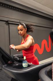 Hos Fresh Fitness får du alt du trenger for å komme i gang med løping – enten du er nybegynner eller vil bli en bedre løper. Våre treningssentre er utstyrt med moderne tredemøller og gode fasiliteter for både kondisjonstrening og styrketrening for løpere.

Vi har lange åpningstider fra kl. 05:00 til 24:00, slik at du kan få inn løpeturen når det passer deg. Enten du følger et løpeprogram, trener intervaller eller vil forbedre kondisjonen, legger vi til rette for en effektiv og fleksibel treningshverdag.

Finn ditt nærmeste treningssenter og kom i gang med løpingen i dag.