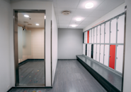 På Fresh Fitness-treningssenteret på Lier tilbyr vi moderne og praktiske garderober med sikker oppbevaring for dine eiendeler mens du trener. Samt dusj for deg som vil benytte seg av de etter treningsøkten.