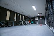 På Fresh Fitness treningssenter på Manglerud tilbyr vi et dedikert tøyeområde hvor du kan utføre ulike stretching- og avspenningsteknikker for å forbedre fleksibiliteten, forebygge skader og forbedre restitusjonen etter trening.