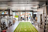 På Fresh Fitness-treningssenteret på Lindeberg tilbyr vi et bredt utvalg av utstyr for styrketrening, inkludert et turf-område, frivektsområde og manualer. Vårt turf-område er designet for å gi deg muligheten til å trene funksjonell styrke og kondisjon på en utfordrende måte.