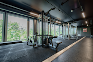På Fresh Fitness-treningssenteret på Lindeberg tilbyr vi et bredt utvalg av utstyr for styrketrening, inkludert et turf-område, frivektsområde og manualer.