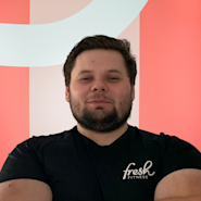 Opplev en treningsopplevelse utenom det vanlige med nivå 2 personlig trener Sebastian Strand hos Fresh Fitness. Med fokus på funksjonell trening og individuell tilpasning, vil Sebastian hjelpe deg med å nå dine treningsmål på en effektiv måte. Med hans ekspertise og lidenskap for helse og trening, vil du oppleve en treningsøkt som utfordrer og motiverer deg til å nå dine ambisjoner. Book din første treningsøkt med Sebastian Strand i dag og start reisen mot en sterkere og sunnere versjon av deg selv. Med Sebastian som din personlige trener, vil du oppleve en skreddersydd treningsopplevelse som gir deg resultater og inspirasjon for å fortsette å utvikle deg.