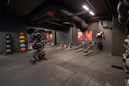 Utforsk vårt åpne treningsområde med turf-treningsmatte på Fresh Fitness Carl Berner treningssenter! Vårt moderne og funksjonelle treningsområde tilbyr deg muligheten til å utføre et variert utvalg av treningsøkter, fra styrketrening til kondisjonstrening. 