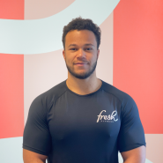 Personlig trener Aslak Larechibara på Fresh Fitness tilbyr profesjonell treningsveiledning på nivå 2. Med fokus på effektiv, trygg og skreddersydd trening, hjelper Aslak deg å nå dine mål, enten du vil bygge styrke, øke utholdenhet, eller oppnå en sunnere livsstil. 