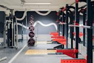 På Fresh Fitness treningssenter på Sinsen kan du utføre styrketrening med racks, også kjent som styrkestativer eller kraftstativer. Disse stativene er designet for å støtte deg under tunge løft, som for eksempel knebøy, markløft og benkpress.