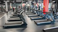 Boost hjertet ditt på våre avanserte kardiostasjon tredemøller hos Fresh Fitness treningssenter i Lillesand. Våre toppmoderne tredemøller tilbyr deg en effektiv og morsom måte å forbedre utholdenheten din og brenne kalorier på.