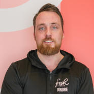 Få skreddersydd trening og eksperthjelp med vår erfarne personlige trener, Sondre Husby Hanssen på nivå 4 hos Fresh Fitness. Med sin omfattende erfaring og kunnskap innen trening og ernæring vil Sondre hjelpe deg med å nå dine fitnessmål på en effektiv og trygg måte.