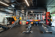 Fresh Fitness treningssenter på Lindeberg tilbyr et variert utvalg av treningsapparater på vårt moderne treningsområde. Våre treningsapparater er designet for å hjelpe deg med å trene alle deler av kroppen, uansett om du er nybegynner eller erfaren treningsentusiast.