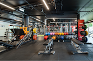 Fresh Fitness treningssenter på Lindeberg tilbyr et variert utvalg av treningsapparater på vårt moderne treningsområde. Våre treningsapparater er designet for å hjelpe deg med å trene alle deler av kroppen, uansett om du er nybegynner eller erfaren treningsentusiast.