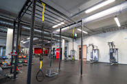 På Fresh Fitness-treningssenteret i Strømmen kan du dra nytte av vår Cage-funksjonelle treningsområde for en effektiv og variert treningsøkt. Cage er et allsidig treningsverktøy som tilbyr et bredt spekter av muligheter for funksjonell trening, styrkeøvelser og kondisjonstrening.