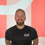 Møt vår PT Rune Sagneskar fra Fresh Fitness, nivå 3. Med Runes ekspertise og dedikasjon vil du nå dine helse- og treningsmål på en effektiv og motiverende måte. La Rune veilede deg mot en sunnere og sterkere kropp gjennom skreddersydde treningsprogrammer tilpasset dine individuelle behov. Bestill din første treningsøkt med han i dag og begynn reisen mot en forbedret helse og velvære. Med en personlig trener som Rune kan du være sikker på å få den støtten og veiledningen du trenger for å lykkes.