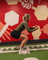 Fresh Fitness treningssenter tilbyr en energisk gruppetime med Pilates HIIT. Kombinasjonen av styrkende Pilates-øvelser og høyintensiv intervalltrening gir en effektiv treningsøkt for styrke, fleksibilitet og kondisjon. Perfekt for alle treningsnivåer som ønsker å utfordre kroppen i et sosialt og motiverende treningsmiljø.