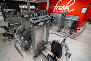 På Fresh Fitness-treningssenteret i Skedsmokorset finner du et bredt utvalg av treningsapparater designet for styrketrening. Våre treningsapparater er av høy kvalitet og er egnet for alle nivåer og treningsmål. Enten du ønsker å øke muskelstyrken, forbedre kroppssammensetningen eller bare holde deg i form, vil våre erfarne trenere veilede deg til riktig bruk av apparatene for å oppnå optimale resultater.